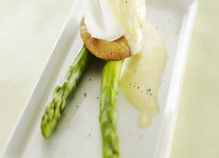 Asperges, œuf poché, sabayon à la bière, streusel aux noisettes et parmesan