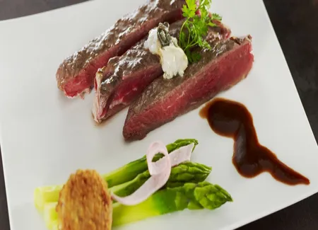Bœuf galice et huîtres, asperges vertes, croustillant de moelle et comté au jambon de vache, réduction au miel des corbières.