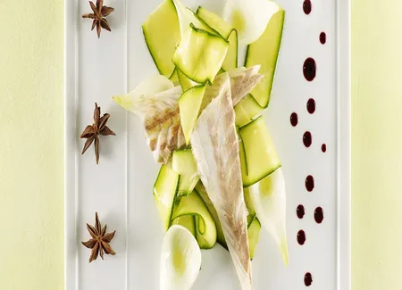 Bar de ligne, courgettes, réduction au vin rouge