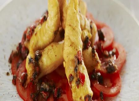 Beignet de calamar, salade de tomate à l'anchois mariné