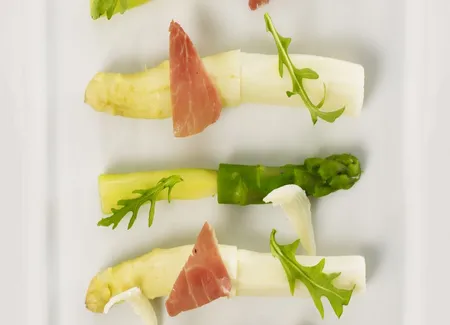 Belles asperges vertes roulées au lard de colonnata, copeaux de parmesan "grande réserve", sabayon à l'huile d'olive - citron