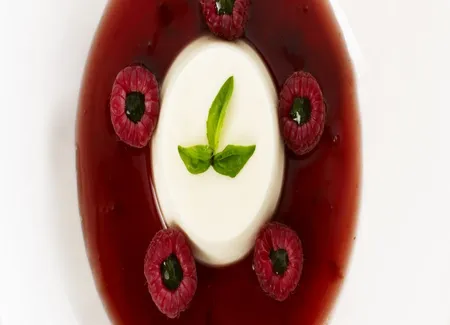 Blanc-manger à la pâte d'amandes, framboises fourrées au citron et basilic