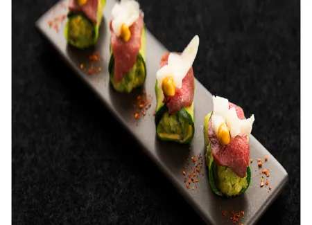 Bouchées de carpaccio de bœuf et copeaux de parmesan sur lit de courgettes moutardées maille