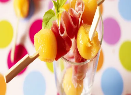 Brochettes de melon mariné