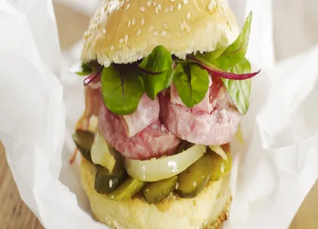 Burger brioché de saucisson chaud, oignons confits