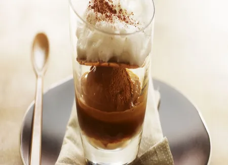 Cappuccino glacé ricoré, mousse de lait, tuile au grué de cacao