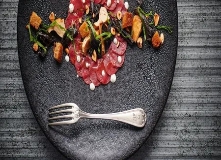 Carpaccio de dos de chevreuil, champignons marinés, crème de raifort