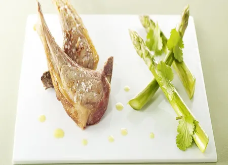 Carré d'agneau de lait des pyrénées, asperges vertes, coriandre