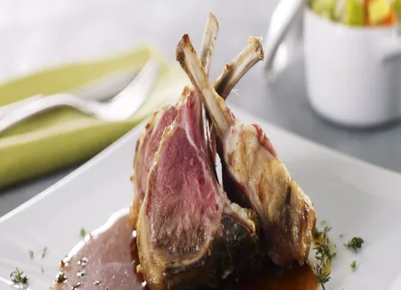 Carré d'agneau fumé, rôti en cocotte de fonte, légère infusion de thym citronné argenté