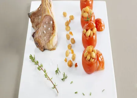 Carré d'agneau rôti au thym et petites tomates farcies de haricots coco