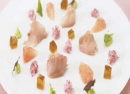 Chinchard sur l'idée d'un sashimi, neige de radis