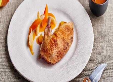 Colvert rôti, sauce à l'orange, purée de carottes lavandes, légumes au miel