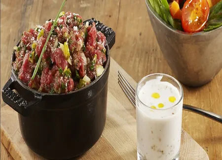 Concassé minute de rumsteck « tartare », noix de coco torréfiée et huile de basilic safranée