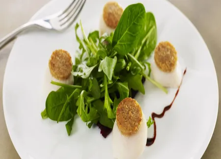 Coquille saint-jacques en croûte de noix et curry, salade de betterave rouge et jeunes pousses