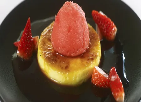 Crème brûlée à la vanille, sorbet aux fraises d'alsace
