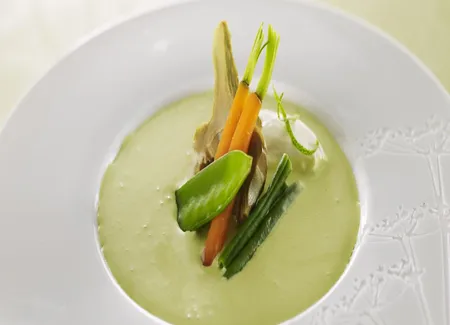 Crème froide de petits pois à l'estragon, jeunes légumes et mascarpone au citron vert
