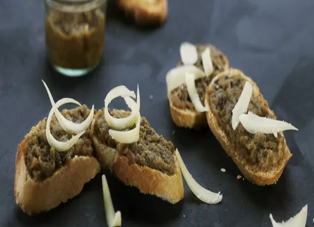 Croûtons au caviar d'aubergines et comté