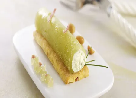Cylindre champagne / concombre, mousse de fourme d'ambert et biscuit cacahuètes/rosette de lyon