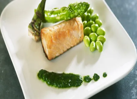 Dos de saumon, asperges vertes, fèves japonaises, artichauts poivrade, salsa verde au persil