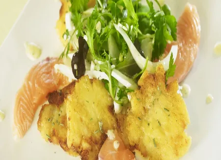 Dos de saumon fumé aux pommes tapées et rissolées