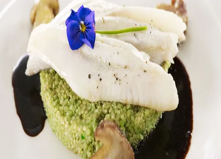 Effilochés de saint-pierre sur un risotto de quinoas verts et cèpes du pays