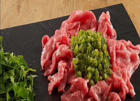 Emincé de filet de bœuf en carpaccio, eau de concombre, « moite-moite » épicée et pailletée de glace aux herbes maraîchères