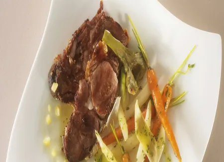 Epaule d'agneau confite, gros légumes fondants aux condiments, jus