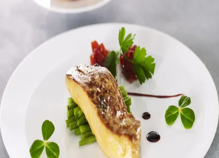 Escalope de foie de canard poêlée, chutney de tomates, salade de haricots, caramel à la framboise et mignonnette de poivre, mique grillée