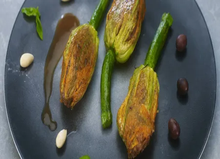 Fleurs de courgettes, esprit du petit farci, olives taggiasche et amandes fraîches, sauge et citron