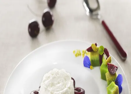 Faisselle rians, poêlée de cerises noires, croûtons à la pistache