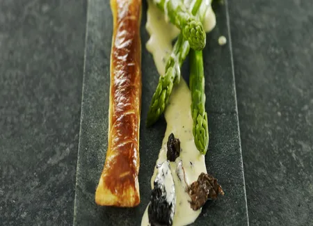 Feuilleté aux asperges, sauce aux morilles et vin jaune