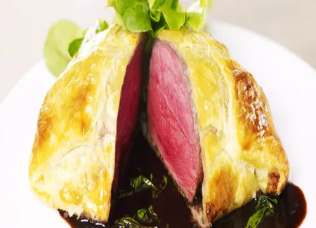 Filet de bœuf « fou d'herbes » saisi en croûte, léger jus à la menthe exotique