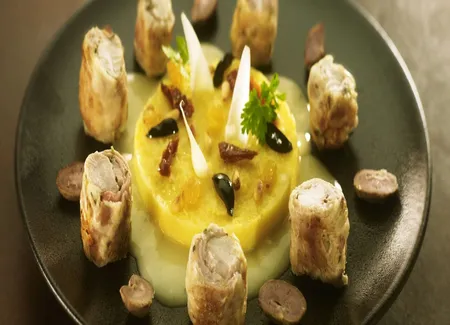 Petits filets de lapin rôtis aux fruits secs et condiments, polenta crémeuse, jus au serpolet