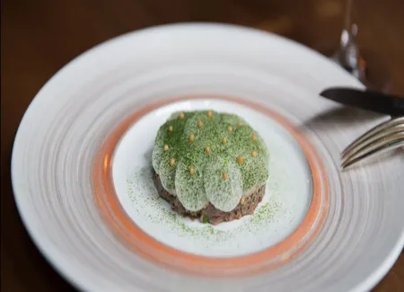 Fine tartelette de langue de bœuf et gribiche, navet mariné et graines de moutarde jaune