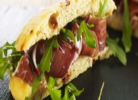 Focaccia aux tomates confites, roquette et jambon ibérique