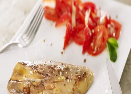 Foie gras snacké, tomates et fraises en salade