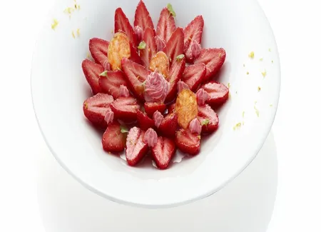 Fraises au naturel, chantilly à la moutarde cerise griotte et pointe d'amande maille