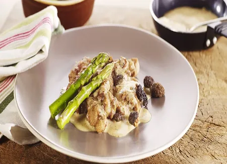 Fricassée de ris de veau aux asperges vertes et aux morilles
