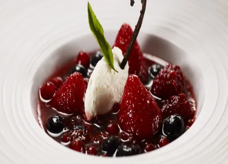 Fruits rouges d'été "fatigués" de sucre et de vinaigre de framboise, touche de mélisse