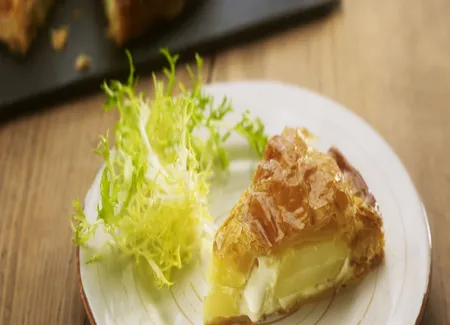Gâteau de pommes de terre à la crème d'ail