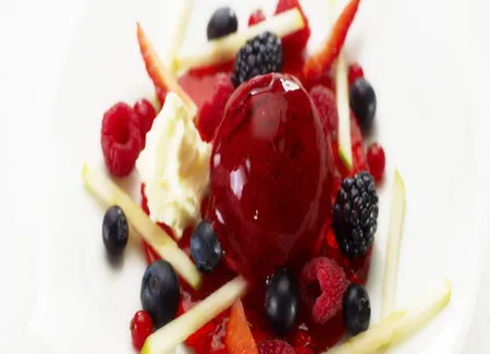 Gelée de thé fruit rouge, sorbet fraise, espuma mascarpone et coulis de fruits rouges aux épices