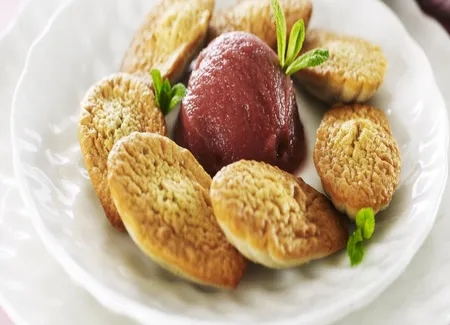 Grosses madeleines au roquefort, sorbet vin rouge épicé