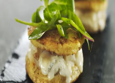 Hamburger façon pain perdu de poire, gorgonzola et noix, bouquet de jeunes pousses
