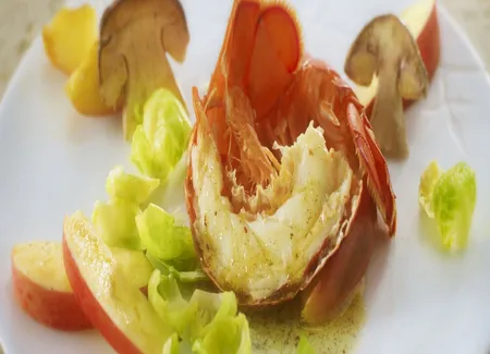 Homard breton rôti au beurre vanillé, pommes fondantes caramélisées, fins copeaux de cèpes