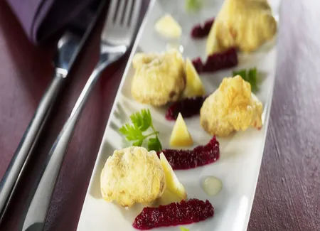 Huîtres en tempura, émulsion de betterave rouge, éclats de vieux comté