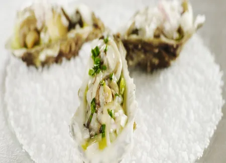 Huîtres marinées aux poireaux, huile d'olive et citron