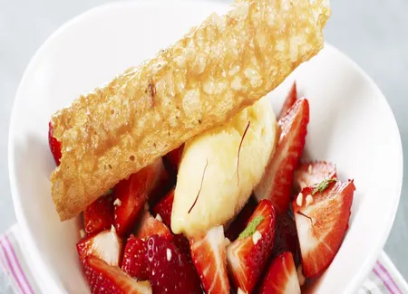 Infusion de fraises au safran, fraises fraîches et glace gingembre