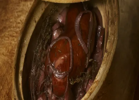 Jésus de morteau, pommes de terre et poulsard en terrine lutée