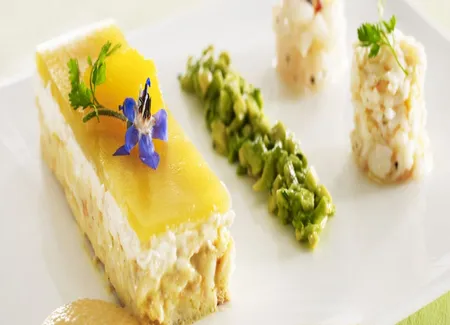L'entremets minute de coquillage et crustacés, onctueux d'avocat et jus de mandarine condimenté
