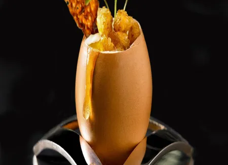 L'œuf au chocolat caramel, dés de brioche au rhum et croquant de carambar